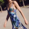 Asymmetrisches Kleid mit Print