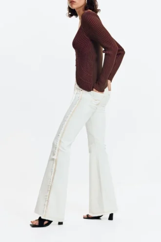 Ausgefranste Flare-Jeans