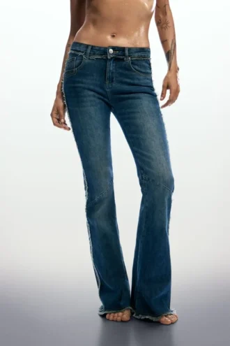 Ausgefranste Flare-Jeans
