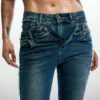 Ausgefranste Flare-Jeans Ausgefranste Flare-Jeans
