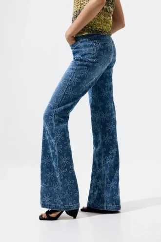 Ausgestellte Jeans-Hose