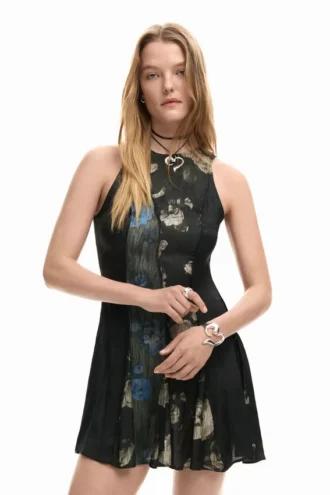 Ausgestelltes Kleid mit Blumenmuster Ausgestelltes Kleid mit Blumenmuster
