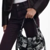 Bedruckte mittelgroße Tasche mit Schnallen