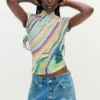 Bedrucktes T-Shirt mit Wellenmuster Bedrucktes T-Shirt mit Wellenmuster