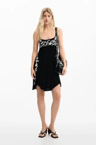 Besticktes, fließendes Trägerkleid