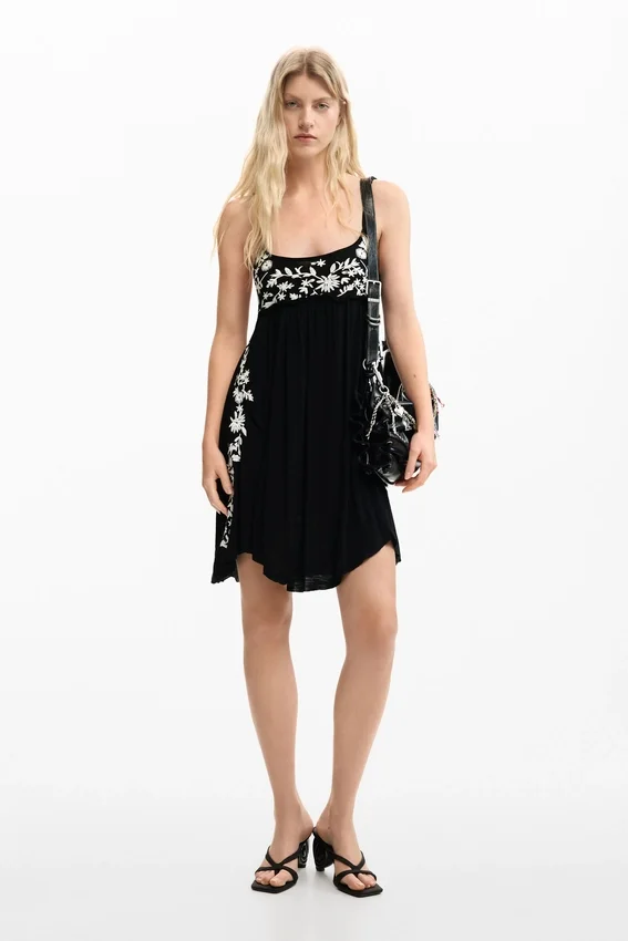 Besticktes, fließendes Trägerkleid Besticktes, fließendes Trägerkleid