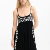 Besticktes, fließendes Trägerkleid Besticktes, fließendes Trägerkleid