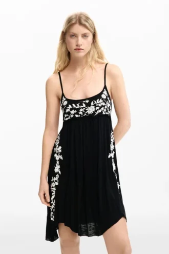 Besticktes, fließendes Trägerkleid