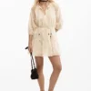 Besticktes Kleid mit Schleife Besticktes Kleid mit Schleife