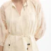 Besticktes Kleid mit Schleife Besticktes Kleid mit Schleife