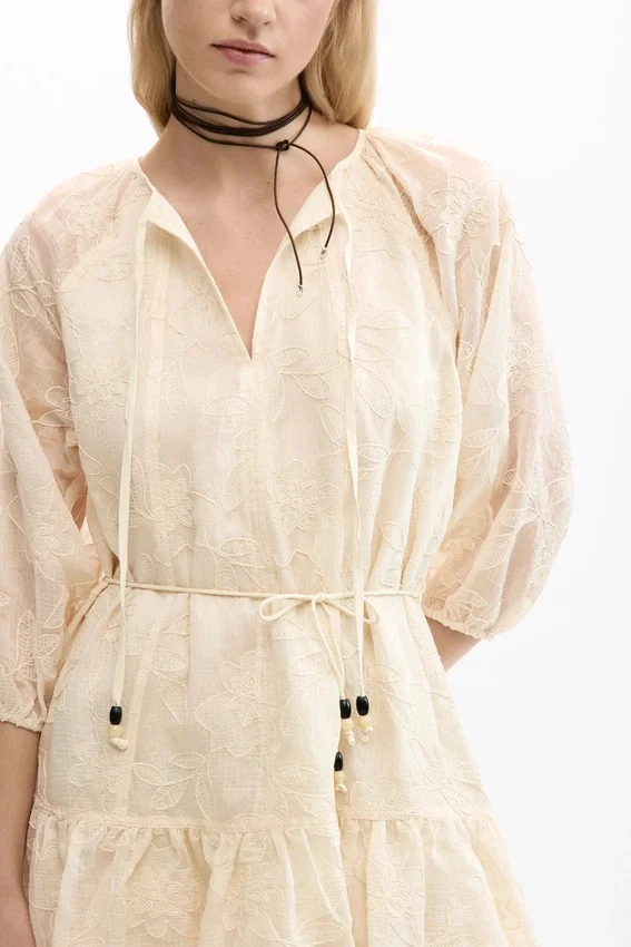 Besticktes Kleid mit Schleife Besticktes Kleid mit Schleife