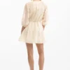 Besticktes Kleid mit Schleife Besticktes Kleid mit Schleife