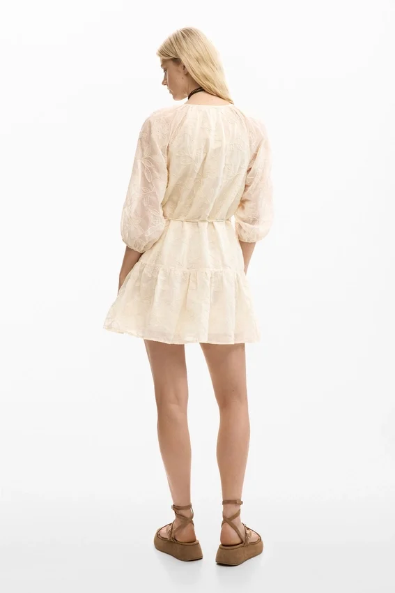 Besticktes Kleid mit Schleife Besticktes Kleid mit Schleife