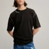 Details zum einfarbigen T-Shirt