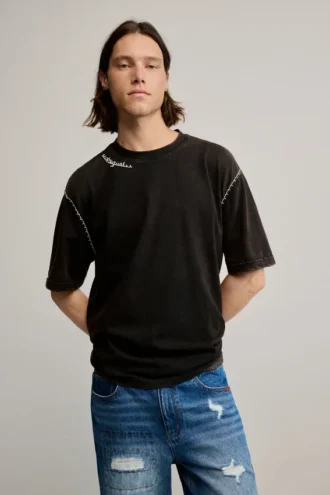 Details zum einfarbigen T-Shirt