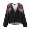 Digital bedruckte Wickelbluse mit Blumenmuster Digital bedruckte Wickelbluse mit Blumenmuster