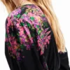 Digital bedruckte Wickelbluse mit Blumenmuster Digital bedruckte Wickelbluse mit Blumenmuster