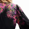Digital bedruckte Wickelbluse mit Blumenmuster Digital bedruckte Wickelbluse mit Blumenmuster