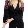 Digital bedruckte Wickelbluse mit Blumenmuster Digital bedruckte Wickelbluse mit Blumenmuster