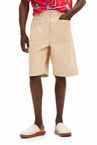 Einfarbige Shorts mit Taschen