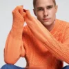 Einfarbiger Strickpullover Einfarbiger Strickpullover