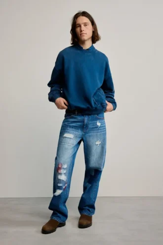 Einfarbiges Sweatshirt mit Logo