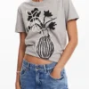 Einfarbiges T-Shirt mit Vasenprint Einfarbiges T-Shirt mit Vasenprint