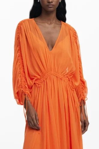 Fließendes langes Kleid