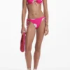 Fuchsiafarbenes Bikini-Oberteil mit Muschelprint