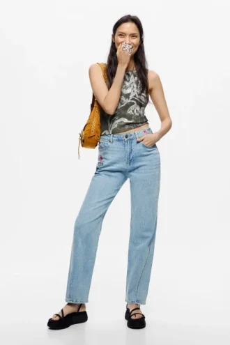 Gerade geschnittene Jeans mit Blumenmuster Gerade geschnittene Jeans mit Blumenmuster