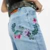 Gerade geschnittene Jeans mit Blumenmuster Gerade geschnittene Jeans mit Blumenmuster