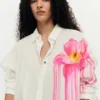 Glänzendes Blumenhemd