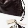 Große glänzende gewebte Tasche