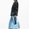 Große glänzende Tasche