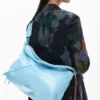 Große glänzende Tasche