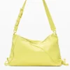 Große Tasche mit glänzender Schleife
