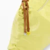 Große Tasche mit glänzender Schleife