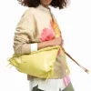Große Tasche mit glänzender Schleife