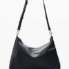 Große Tasche mit Logo-Anhänger