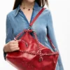 Große Tasche mit Logo-Anhänger