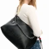 Große Tasche mit Logo-Anhänger