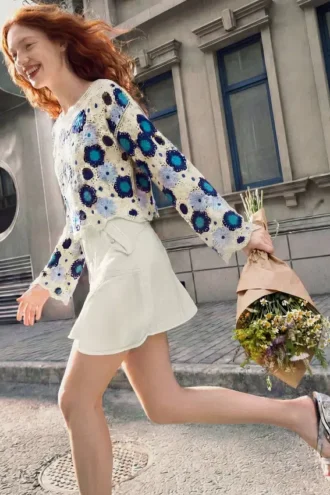 Häkel-Pullover mit Blumen Häkel-Pullover mit Blumen