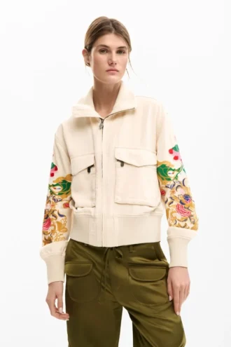 Jacke mit Blumenapplikationen