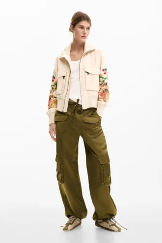 Jacke mit Blumenapplikationen