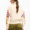 Jacke mit Blumenapplikationen