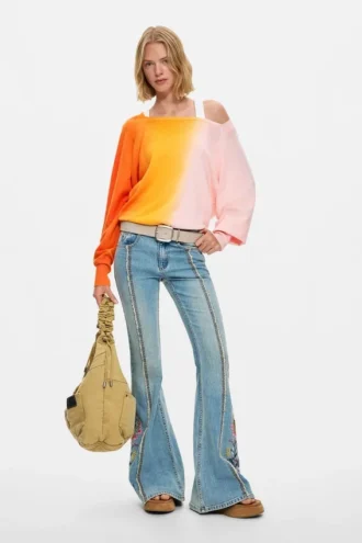 Jeans-Hose mit Blumen-Ziernähten Jeans-Hose mit Blumen-Ziernähten