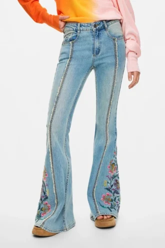 Jeans-Hose mit Blumen-Ziernähten Jeans-Hose mit Blumen-Ziernähten
