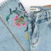 Jeans-Hose mit Blumen-Ziernähten