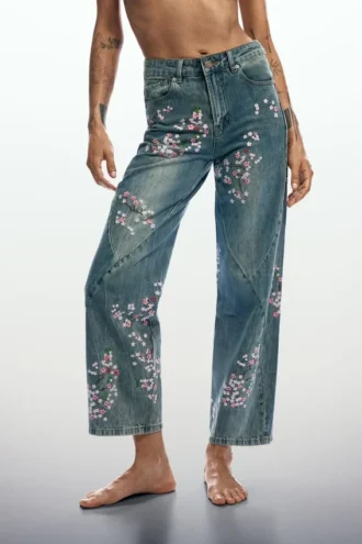 Jeans mit Blumenmuster