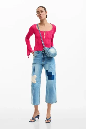 Jeanshose mit gehäkelten Aufnähern
